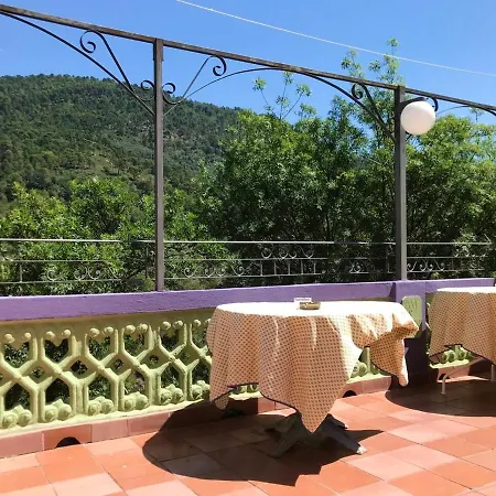 Welcoming Family House In With Large Garden *