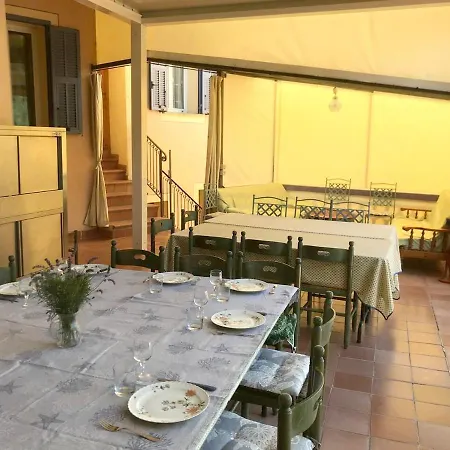Welcoming Family House In With Large Garden *