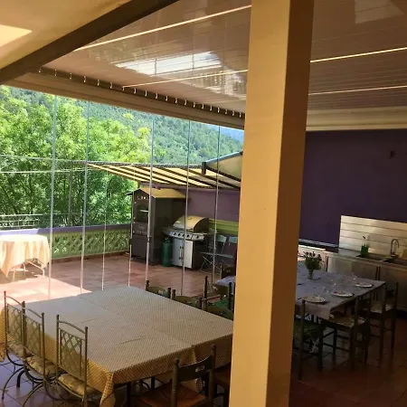 Welcoming Family House In With Large Garden