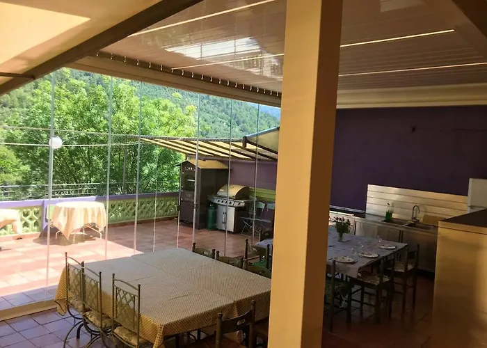 Welcoming Family House In With Large Garden
